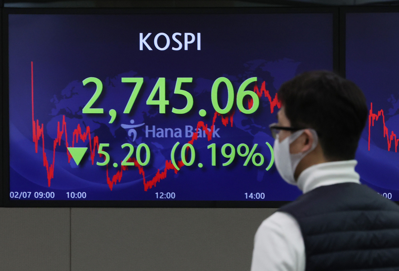 An electronic board showing the Korea Composite Stock Price Index (Kospi) at a dealing room of the Hana Bank headquarters in Seoul on Feb.8. (Yonhap)