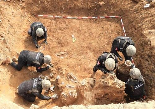 This file photo provided by the defense ministry on Oct. 28, 2021, shows South Korean troops working to discover remains of fallen soldiers during the 1950-53 Korean War inside the Demilitarized Zone.(defense ministry)