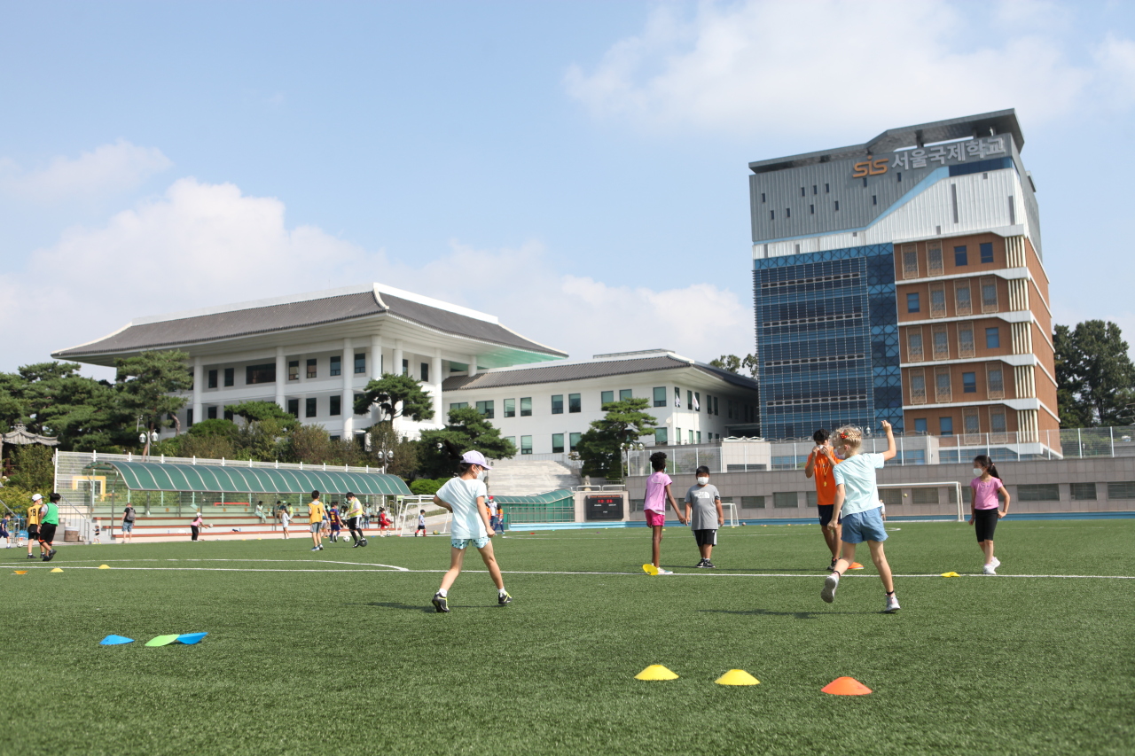 Students engage in sports at the Seoul International School in Seongnam, Gyeonggi Province. Seoul International School