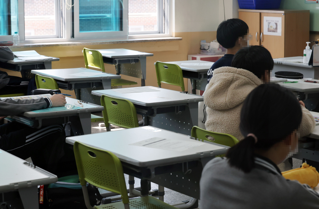 Some seats in a classroom at a middle school in Seoul are left empty Tuesday, with students staying home due to COVID-19. (Yonhap)