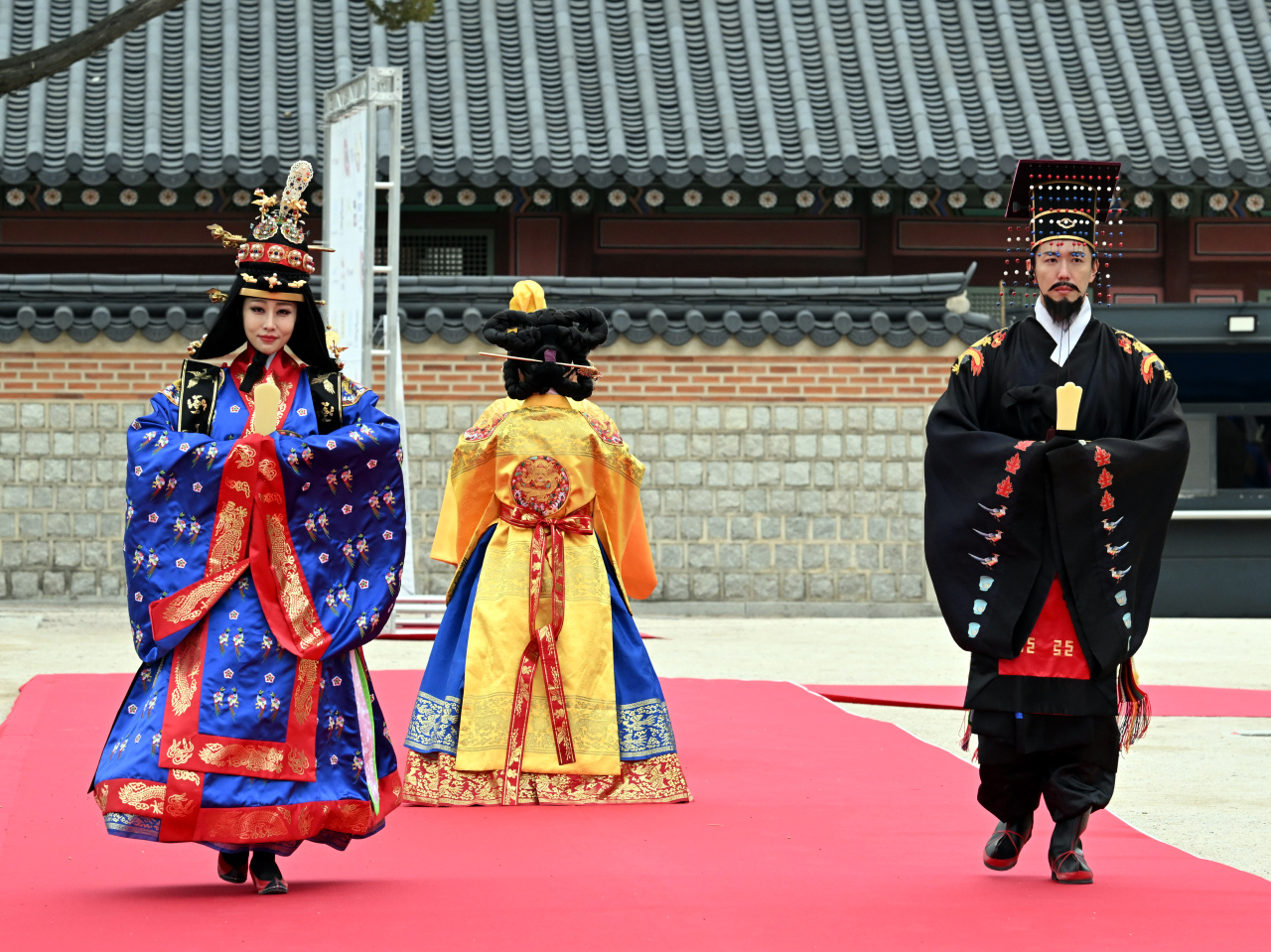 Models wearing royal court hanbok walk the runway at “The Hanbok” fashion show held Wednesday in front of Gyeonghoeru, a two-story pavilion structure located inside Gyeongbokgung, Jongno-gu, Seoul. (Park Hyun-koo/The Korea Herald)