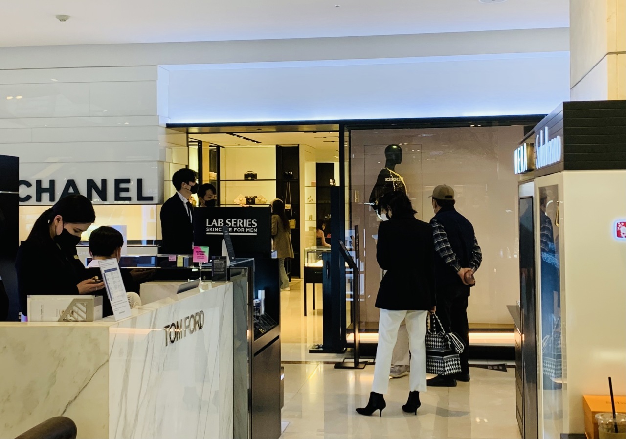 A couple stand in line in front of the Chanel boutique at Hyundai Department Store in Apgujeong, Seoul. (Byun Hye-jin/The Korea Herald)