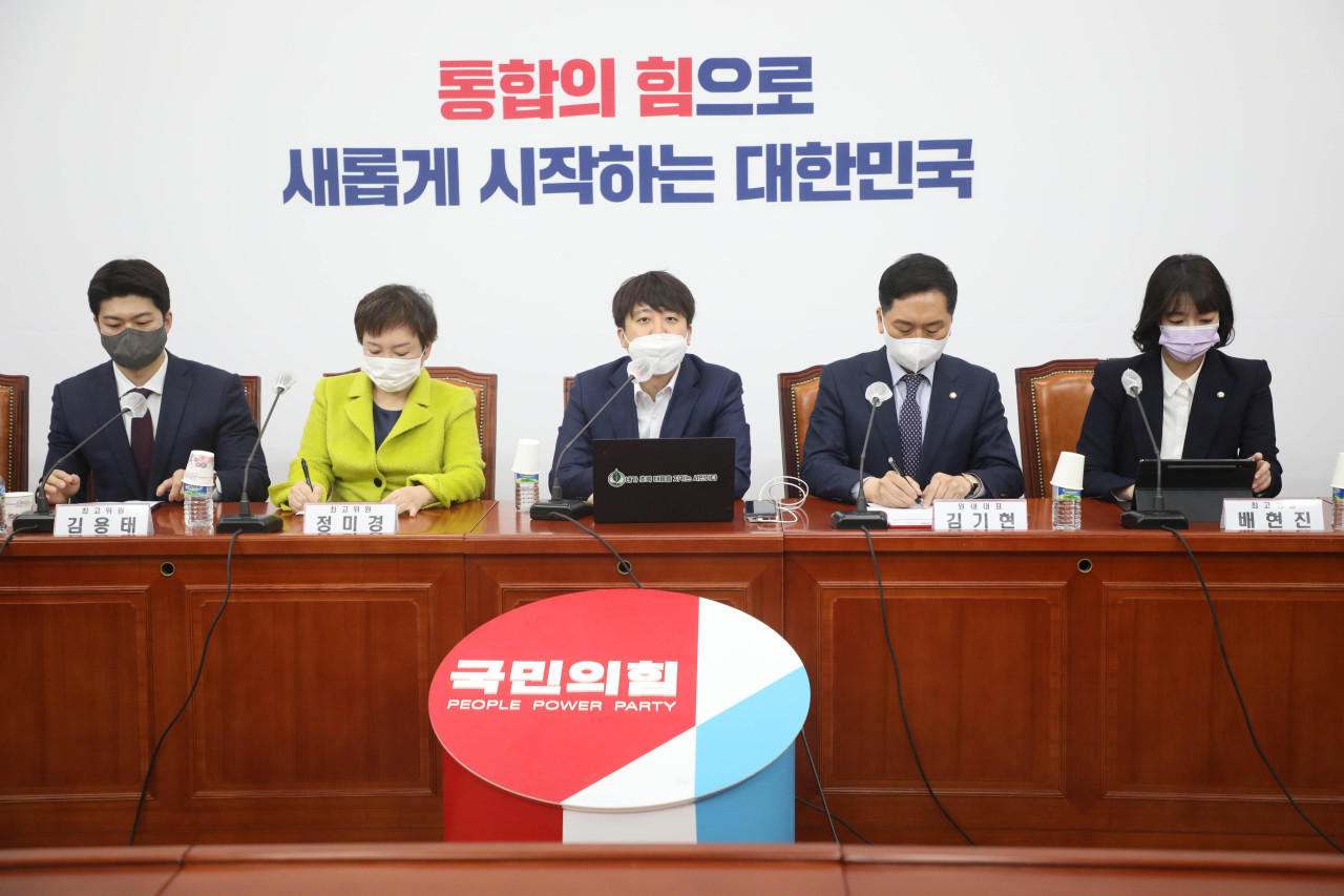 The People Power Party holds a meeting among its senior officials inside the National Assembly in Yeouido, western Seoul, on Thursday. (Joint Press Corps)