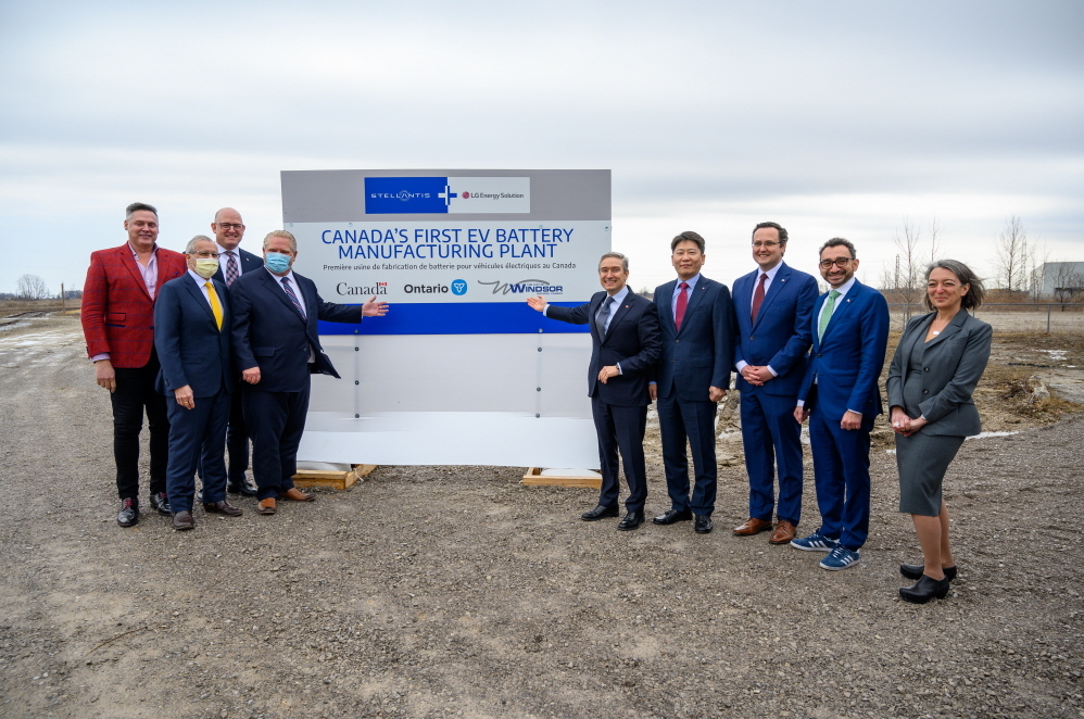 Representatives of LG Energy Solution and Stellantis, including LG Energy Solution‘s head of advanced automotive battery division Kim Dong-myung (fourth from right) pose for a photo to celebrate the launch of a joint venture in Windsor, Ontario, Canada Wednesday. (LG Energy Solution)