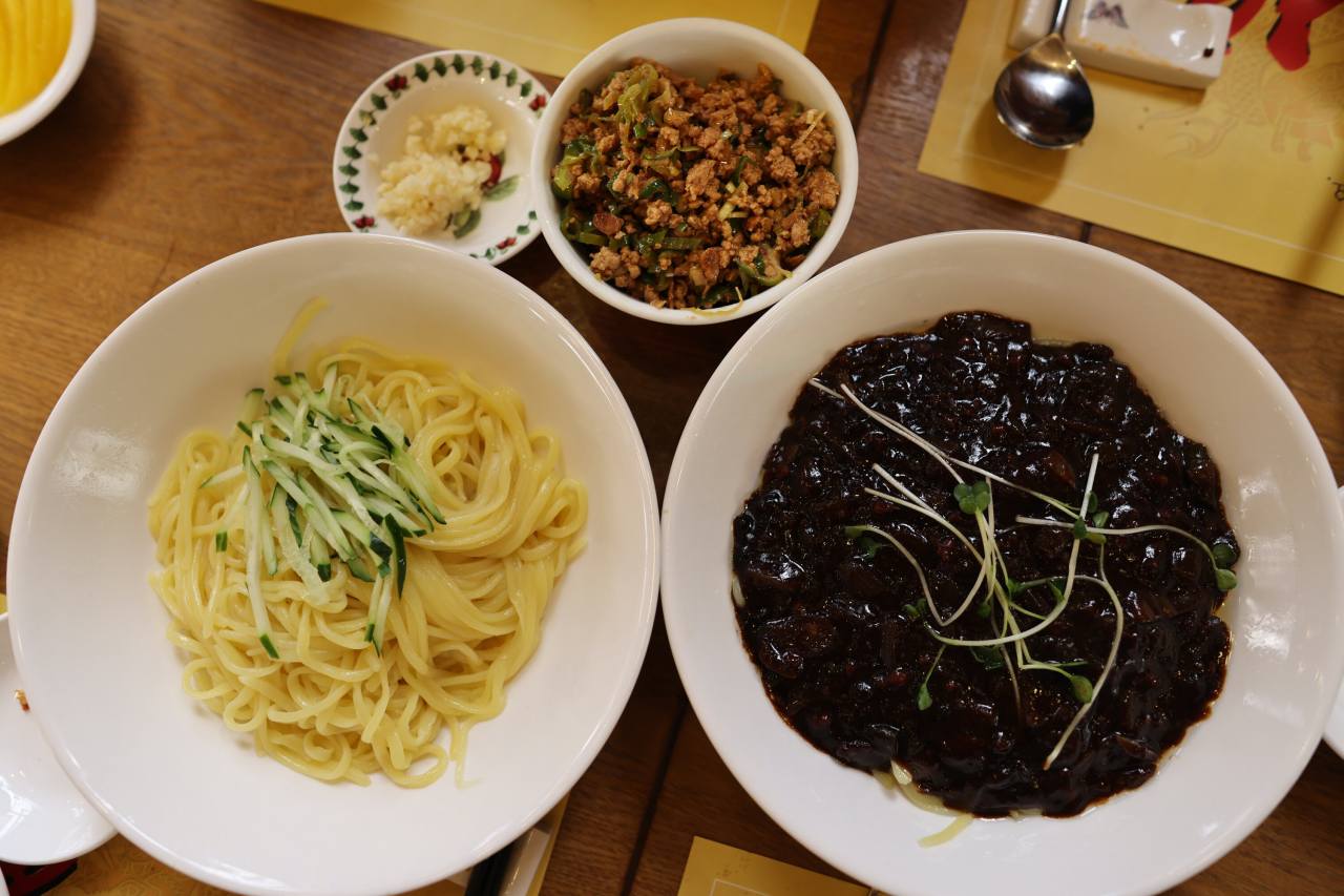 Chinese Korean restaurant’s marquis menu item, jjajangmyeon (right), is a uniquely Korean dish. It has been reinvented as “white Jjajangmyeon” on the left, by restaurateur Seo Hak-bo.Photo © Hyungwon Kang