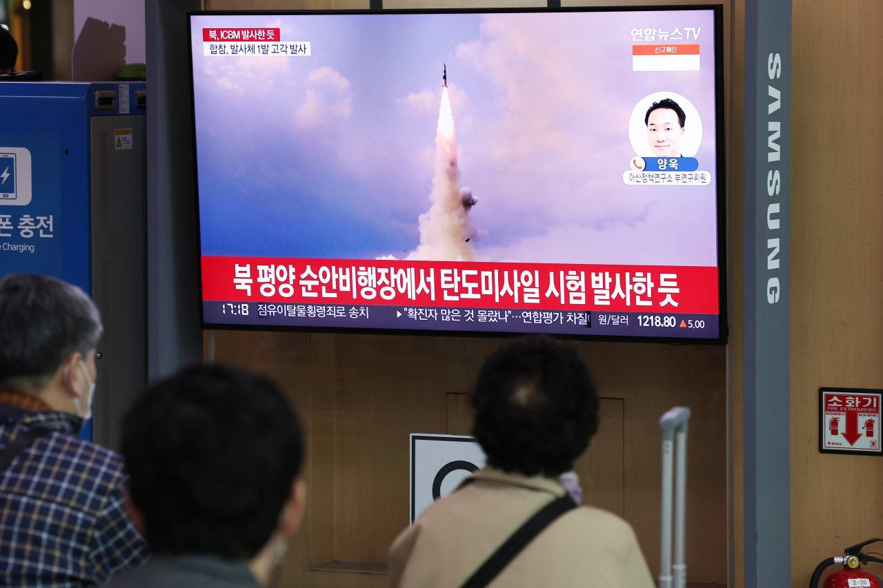 People watch a TV report of North Korea’s missile launch at Seoul Station on Thursday. (Yonhap)