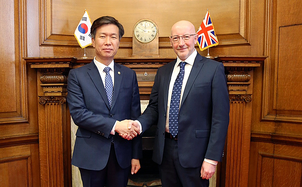 Korea’s National Tax Service commissioner Kim Dae-ji (left) poses with the UK’s HM Revenue & Customs first permanent secretary and chief executive Jim Harra in London, Tuesday. (National Tax Service)