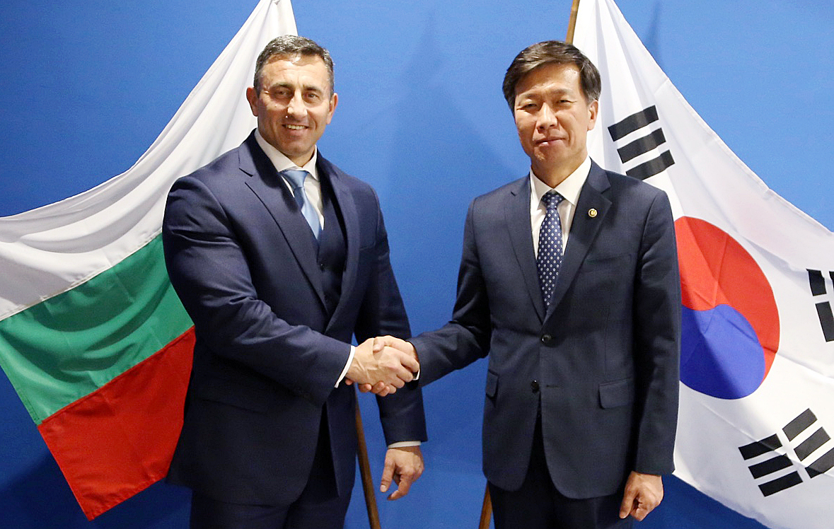 Korea’s National Tax Service commissioner Kim Dae-ji (right) poses with Bulgaria’s National Revenue Agency director general Rumen Spetsov in Sofia, Thursday. (National Tax Service)