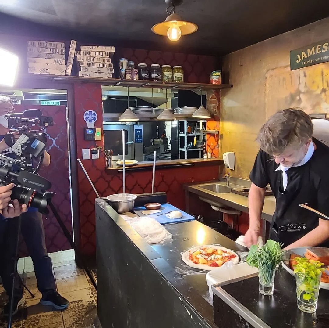 Lee films the making of a trout pizza in San Carlos De Bariloche, located in the Patagonia region of Argentina, in February.  (Lee Wook-jung's Instagram)