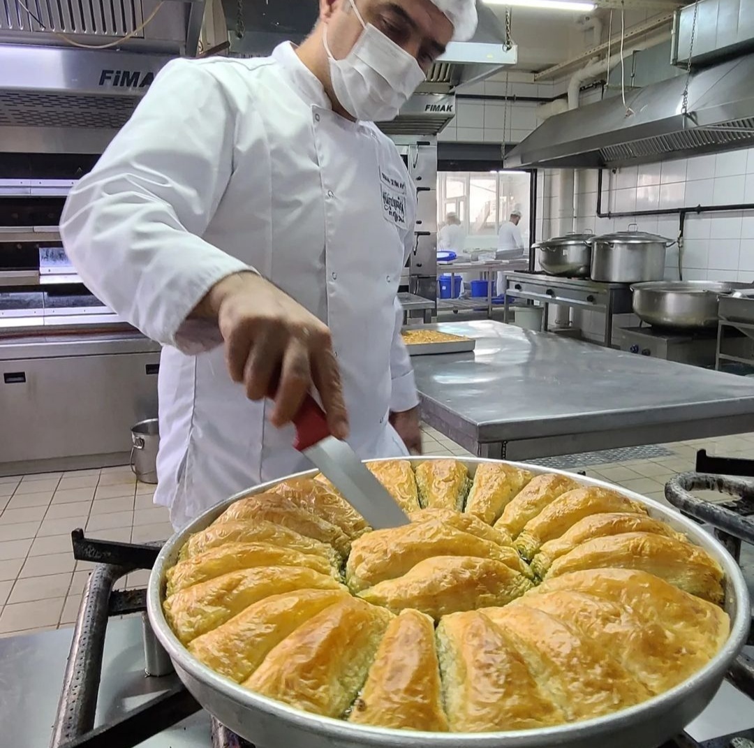 A chef making baklava in Istanbul, Turkey, in January. (Lee Wook-jung’s Instagram)
