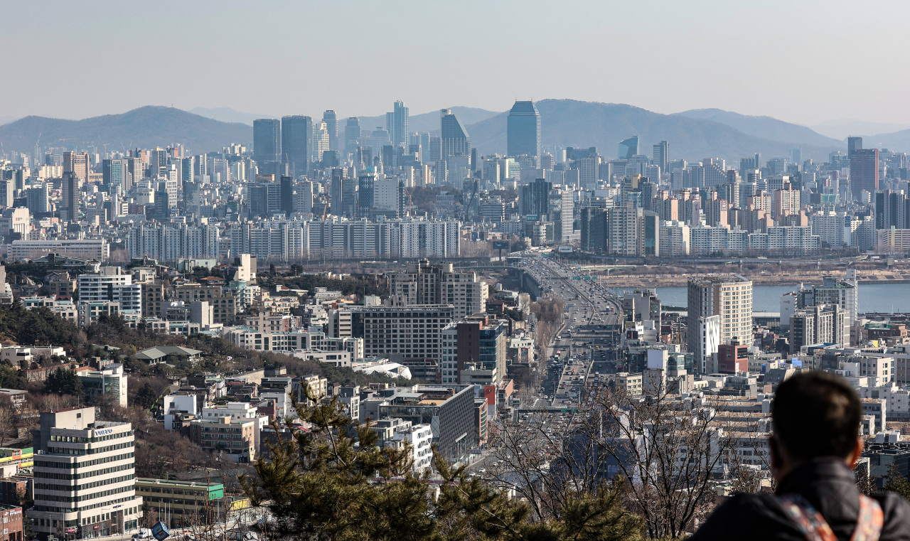 A visitor at the N Seoul Tower in central Seoul looks over Yongsan and Gangnam on March 3. (Yonhap)