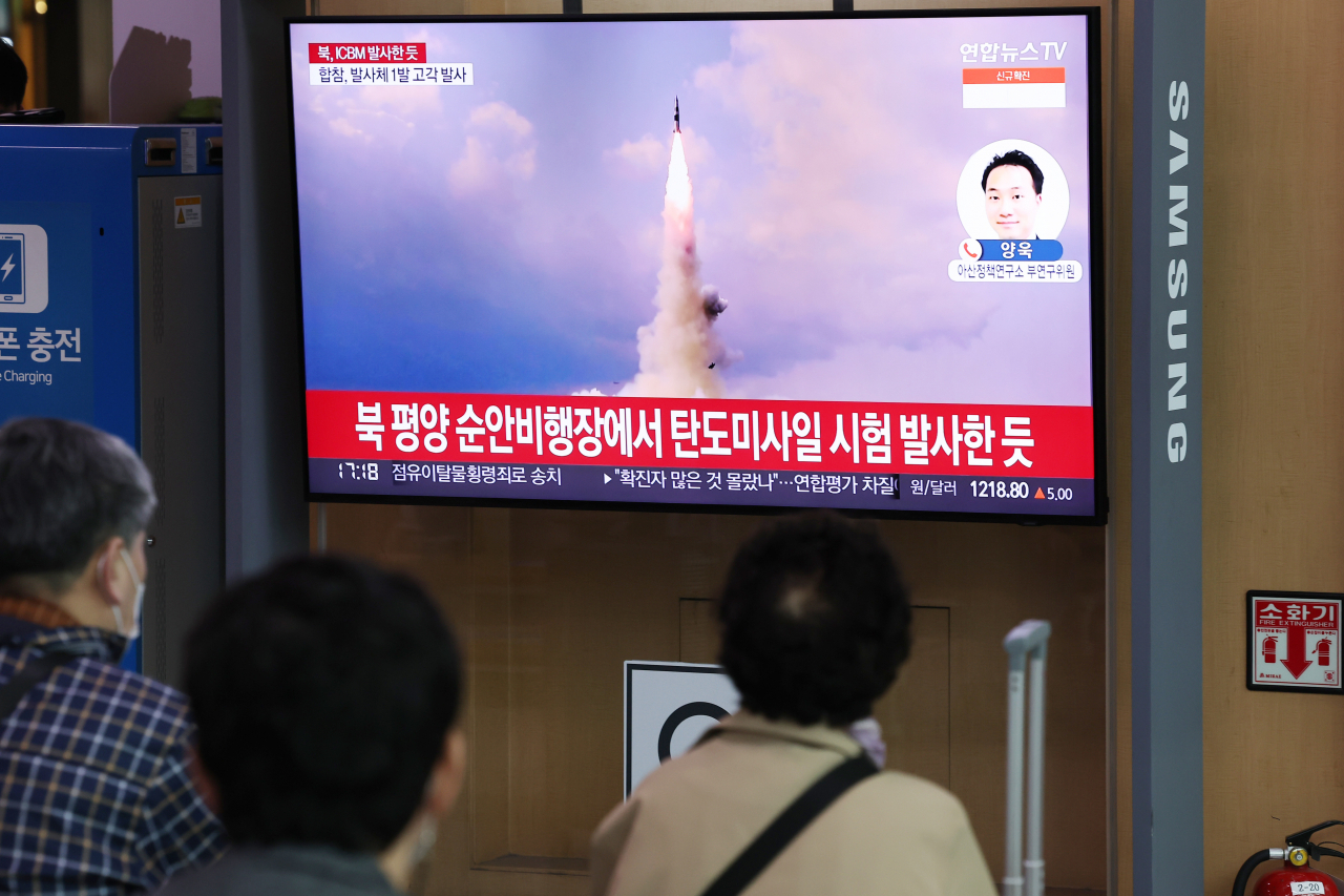 A news report on a North Korean missile launch is aired on a TV screen at Seoul Station in Seoul last Thursday. (Yonhap)