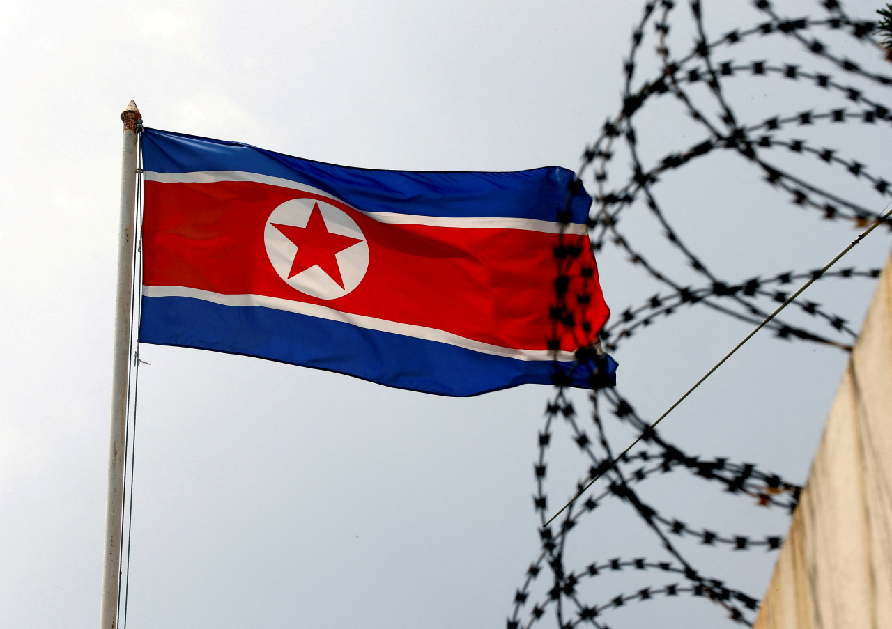 2017년 3월 9일, 말레이시아의 쿠알라룸푸르에 있는 북한 대사관에서 사복형 철조망 옆에 북한의 깃발이 흩날린다.  (파일 사진 -REUTERS)