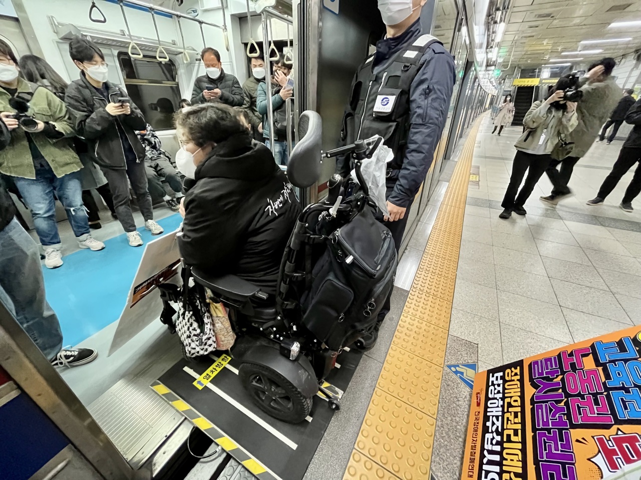 People using wheelchairs need a ramp to get on the carriage due to a large gap between platform and subway. (Kim Arin/The Korea Herald)