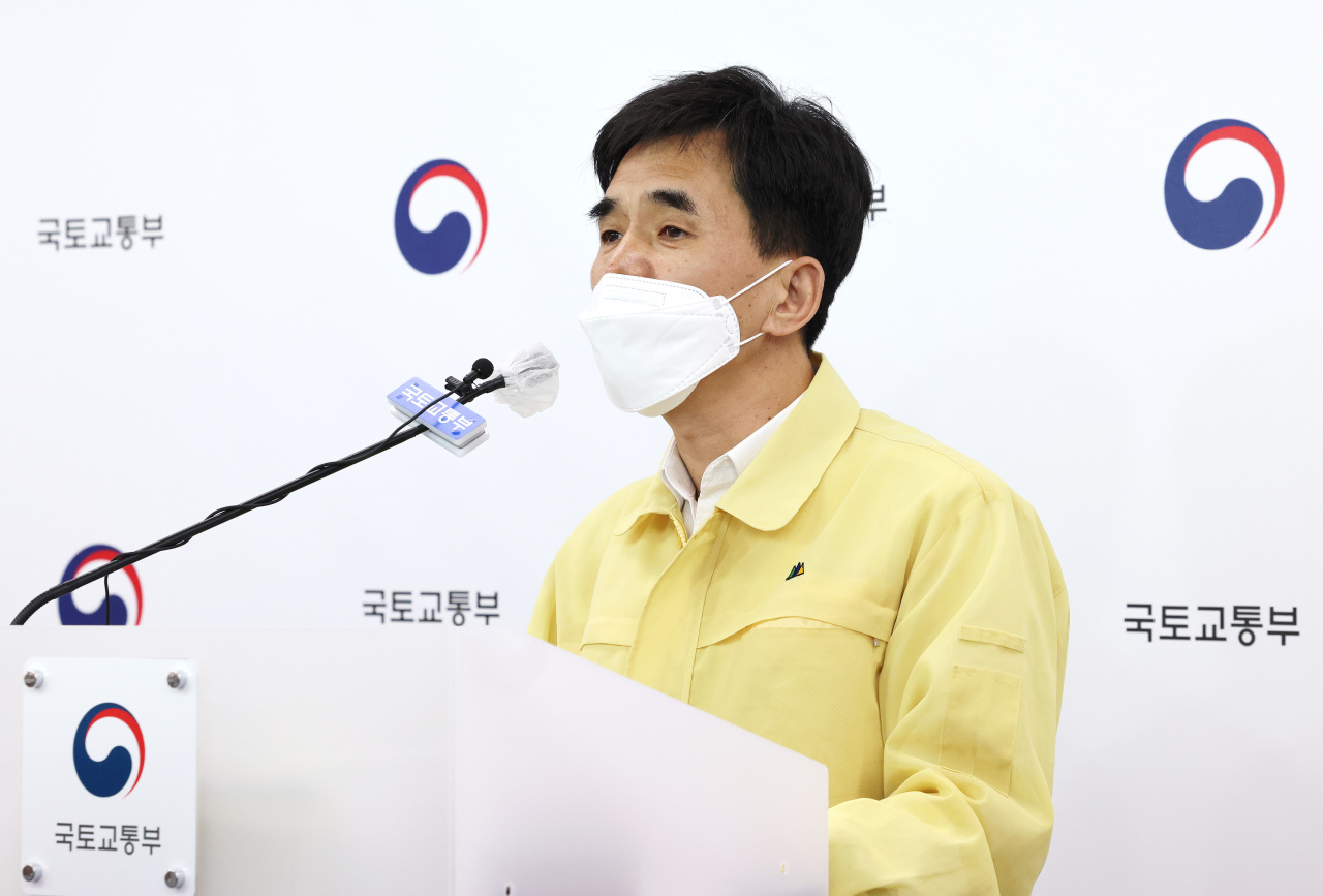 Kwon Hyuk-jin, director general for urban policy at the Ministry of Land, Infrastructure and Transport speaks in a briefing over stronger penalties to prevent construction accidents on Monday. (Yonhap)