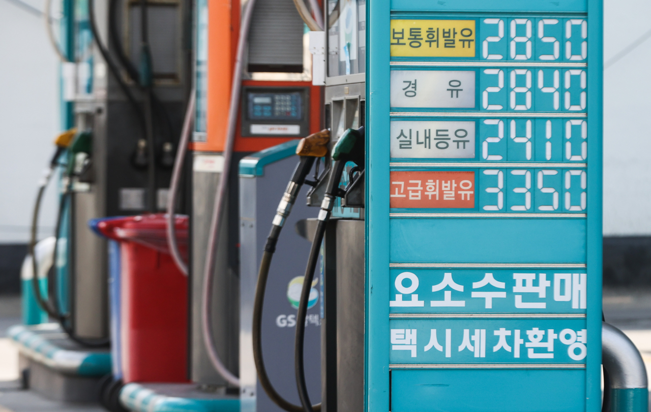 A signboard at a gas station in Seoul shows a spike in prices of gasoline and diesel. While the nationwide barometer climbed to 2,001.15 won ($1.63) and 1,920.44 won per liter, respectively, prices of the products in some districts of the capital hover over 2,800 won as of Sunday. (Yonhap)