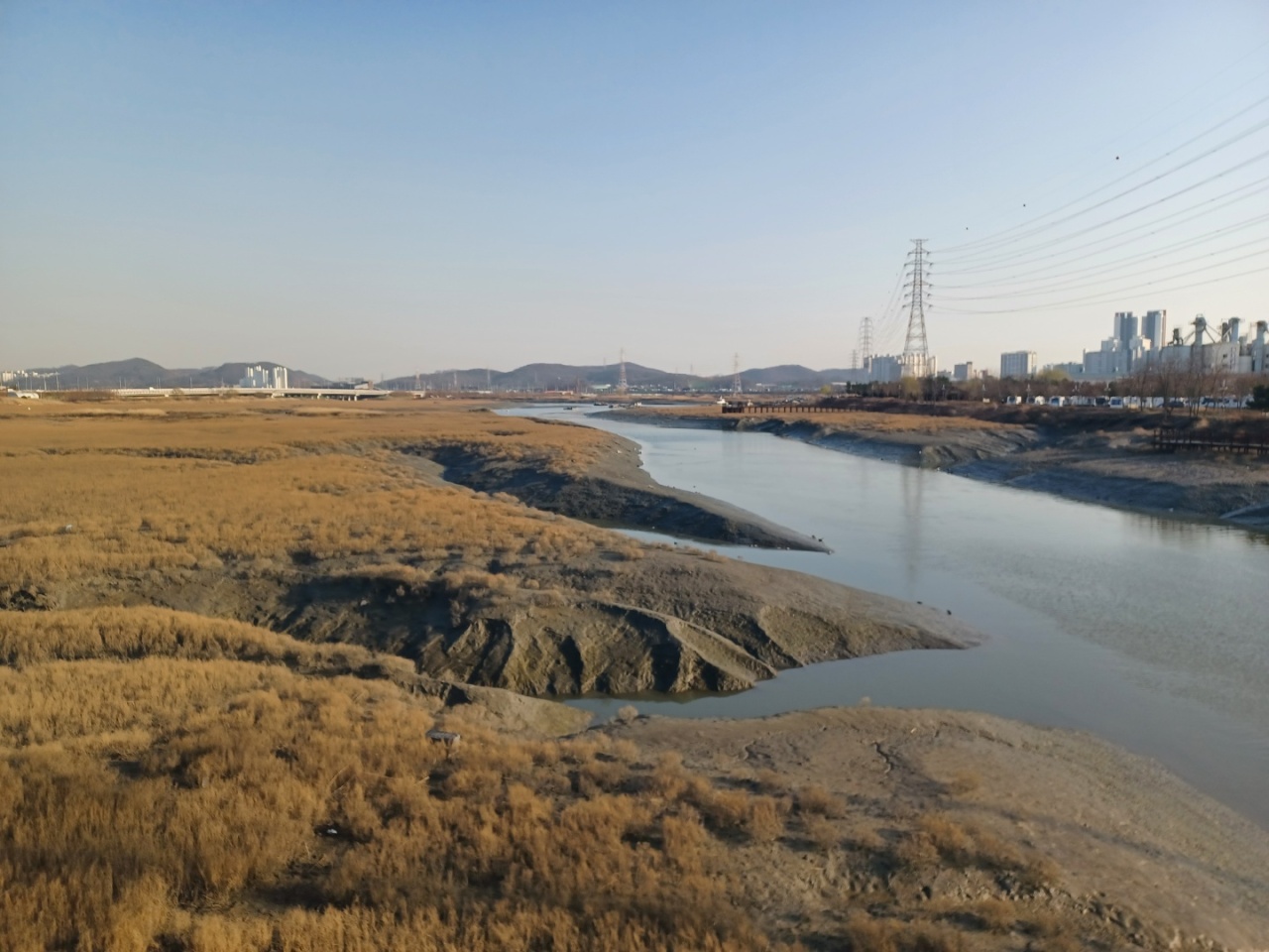 Areas of tidal flats are visible after crossing the Soyeom Bridge near the park entrance.  (Lee Si-jin/The Korea Herald)