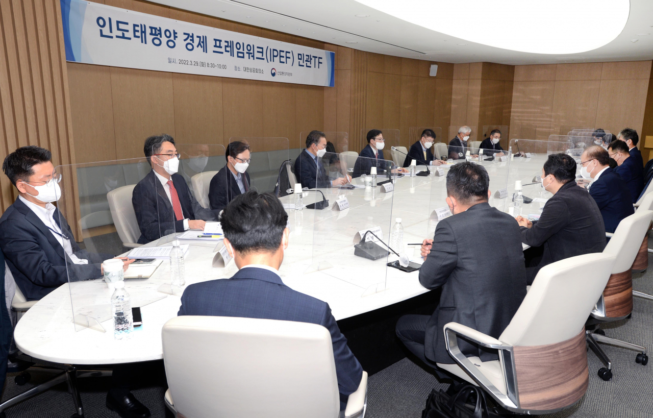 서울 산업성이 제공한 이 사진은 화요일 서울에서 개최된 미국 주도 인도태평양 경제 프레임워크(IPEF)에 대한 한국의 대응에 관한 태스크포스 회의를 보여준다.  (서울 산업성)