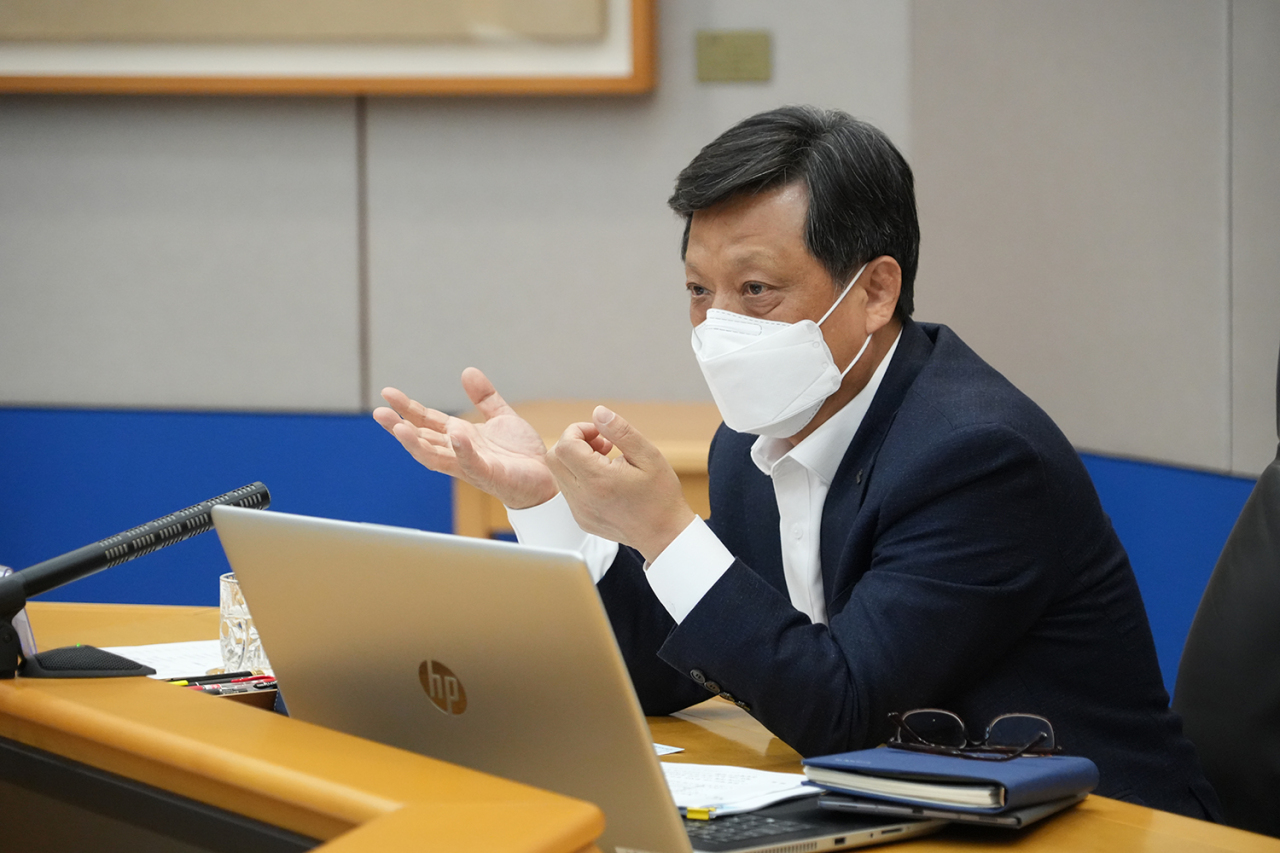 Posco Vice Chairman Kim Hag-dong chairs the meeting of Posco’s committee for carbon neutrality on Mar. 16. (Posco)