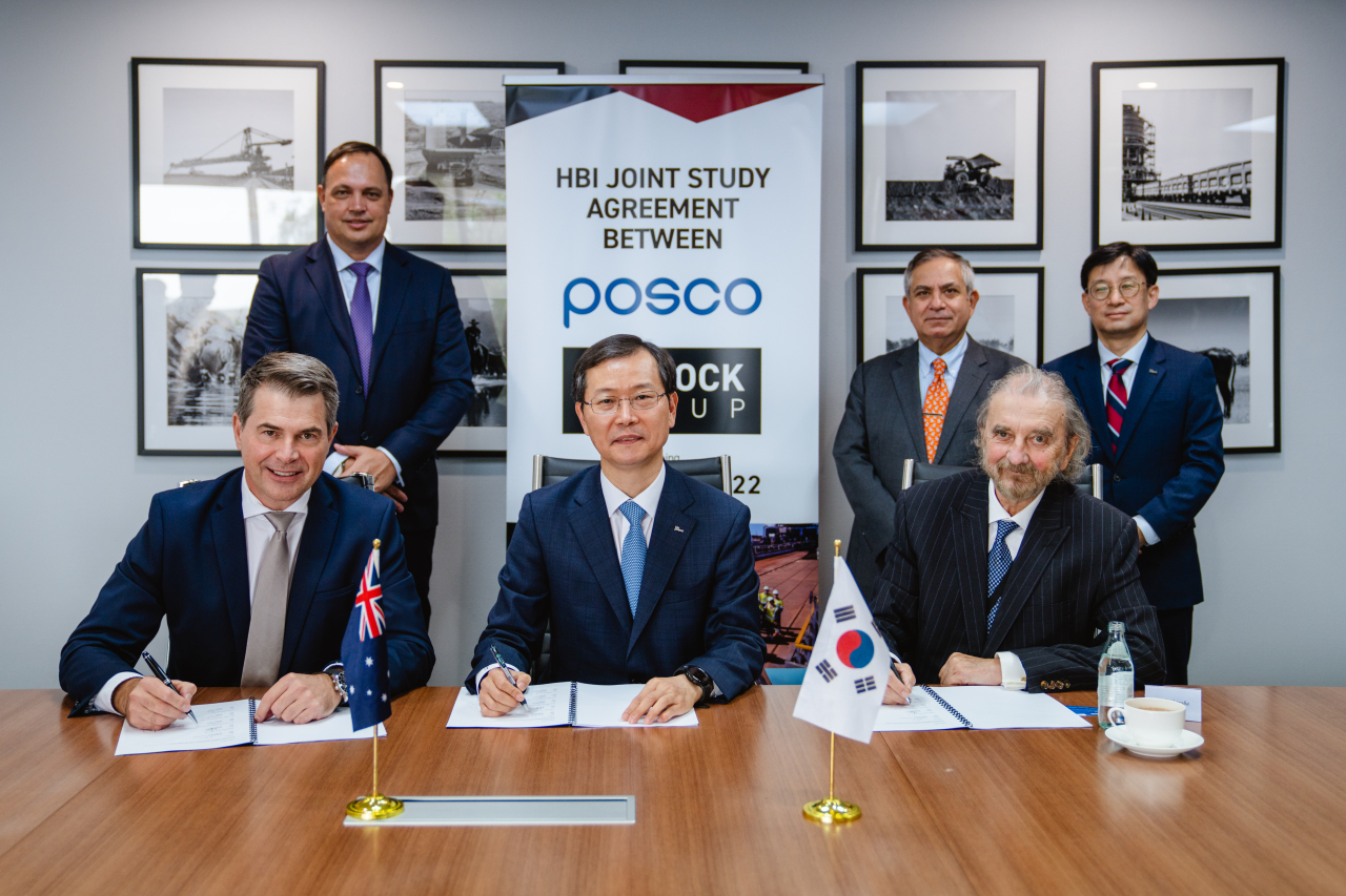 From left: Hancock CEO Garry Korte, Posco’s Purchasing Investment Division Head Lee Ju-tae and Hancock Executive Director Tad Watroba pose for a photo after signing a deal to review business feasibility for project on low-carbon steel material manufacturing on Tuesday in Perth, Australia. (Posco)