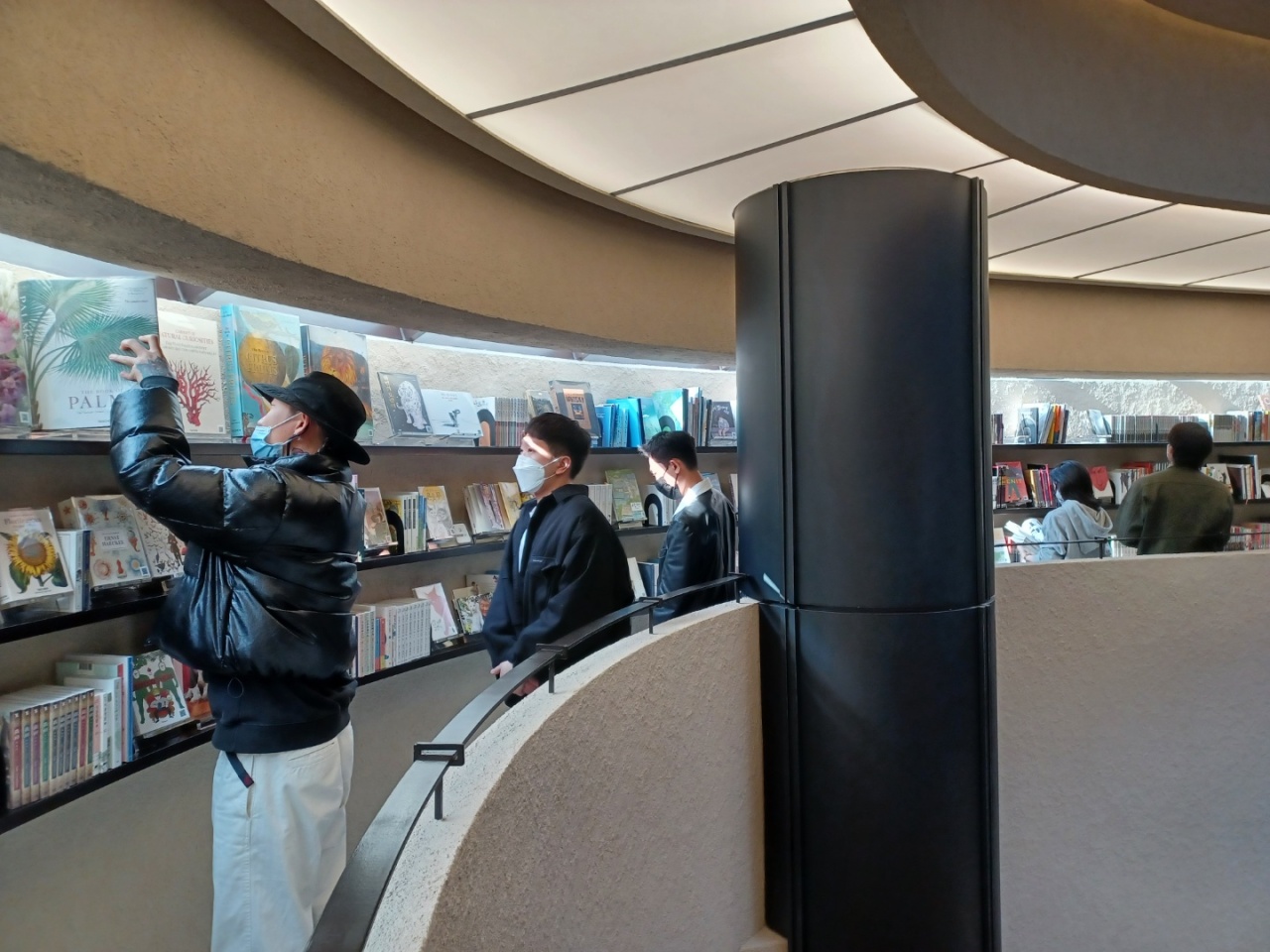 Visitors select books to read at Graphic in Yongsan-gu, central Seoul, on March 29. (Lee Si-jin/The Korea Herald)