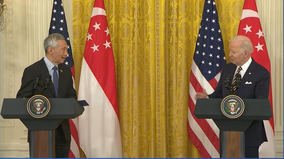 US President Joe Biden (R) and visiting Singaporean Prime Minister Lee Hsien Loong are seen holding a joint press conference following their bilateral talks at the White House in Washington on Tuesday in this image captured from the White House' website. (White House' website)