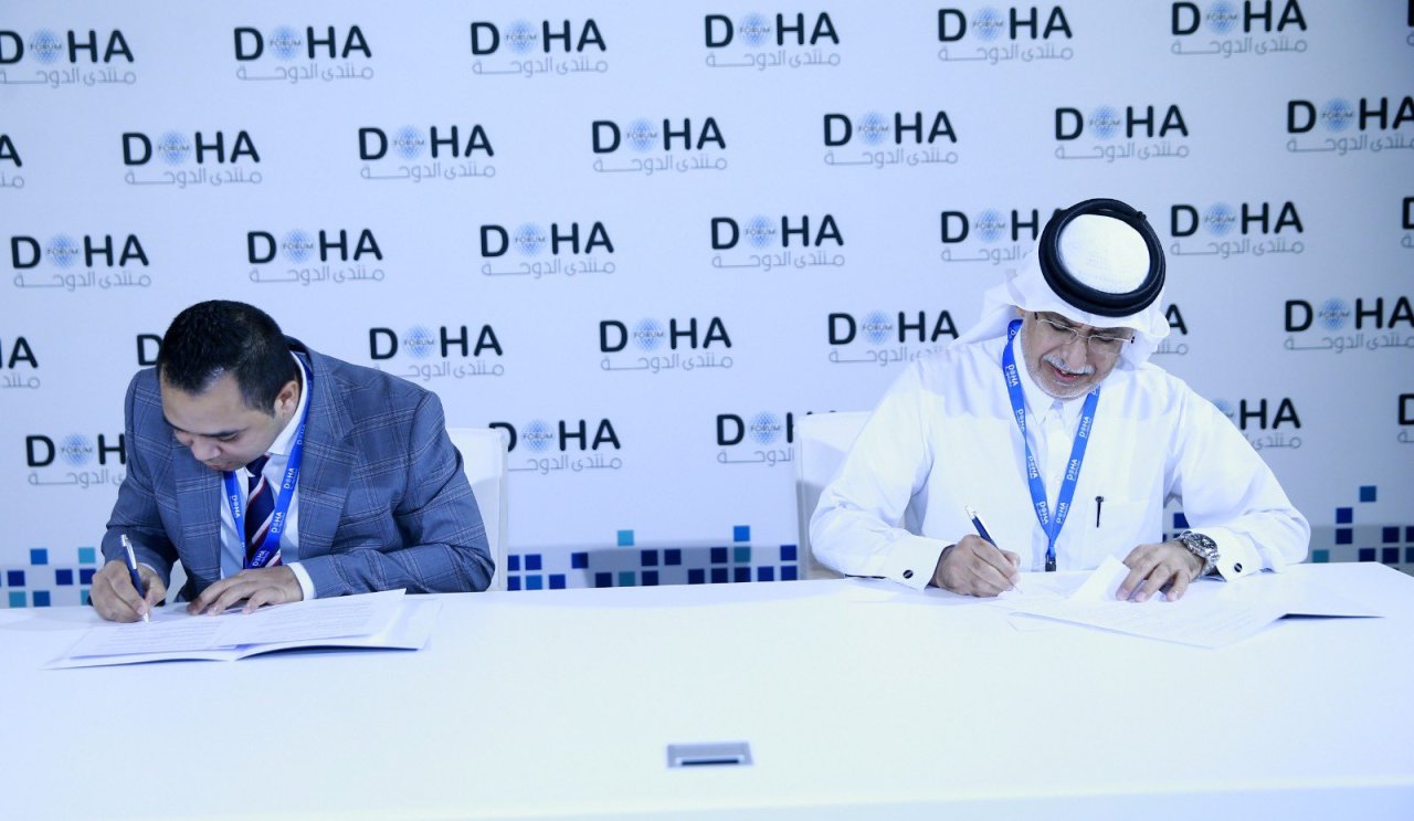 Dar Al Sharq Group Deputy CEO Jaber Salem al-Harami and The Korea Herald journalist Sanjay Kumar sign a memorandum of understanding on the sidelines of the Doha Forum on Sunday. (Rajan Vadakkemuriyil/The Peninsula)