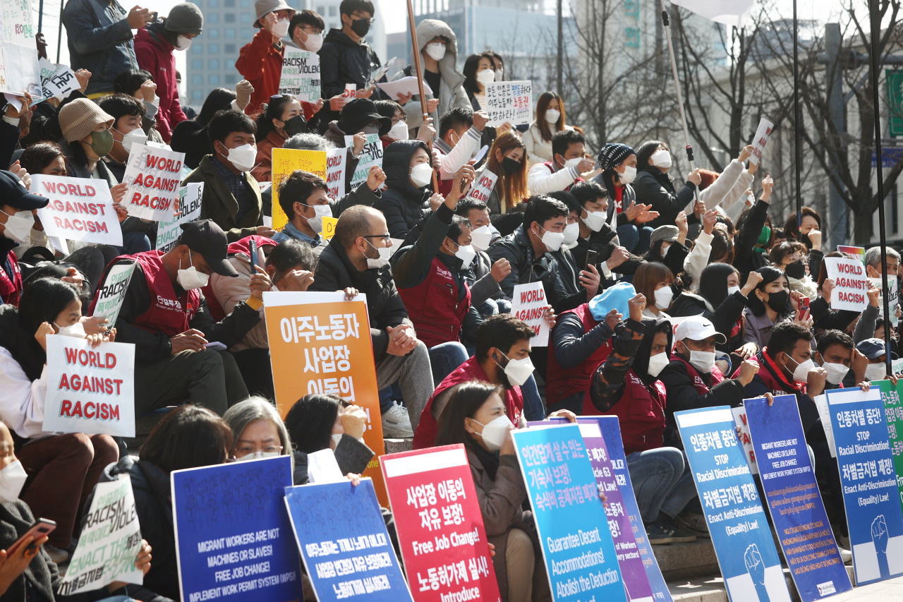 Immigrants and activists hold a protest, calling for an enactment of the anti-discrimination law, commemorating the International Day for the Elimination of Racial Discrimination in central Seoul, March 20. (Yonhap)