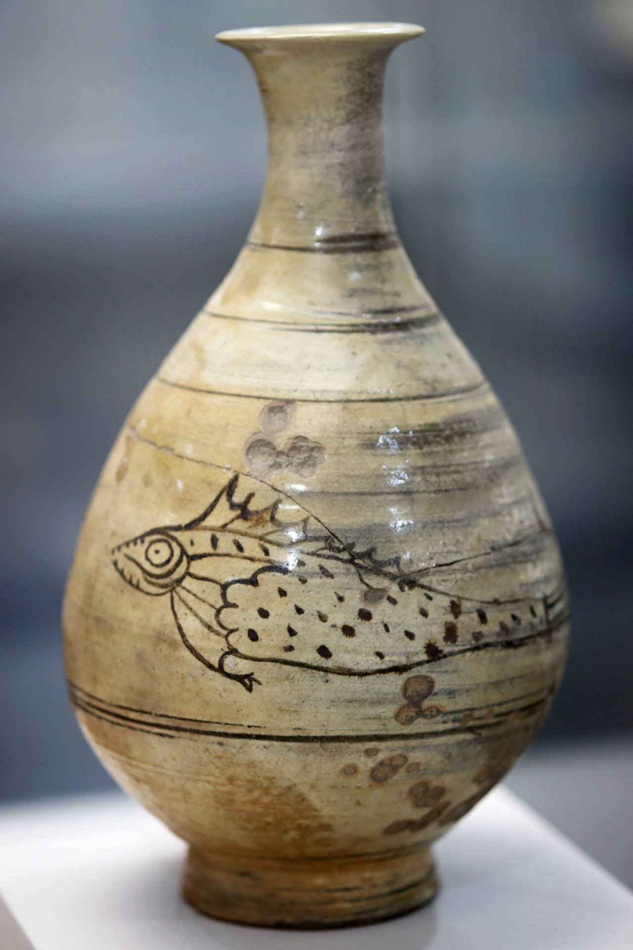 Joseon-period Buncheong ware bottle from Geumsa-ri, Buyeo is on display at the Buyeo National Museum of Korea. (Photo © Hyungwon Kang)