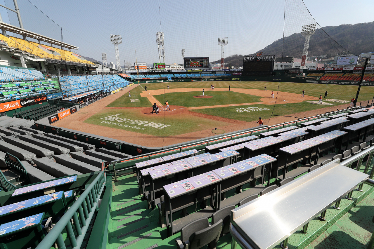 This photo taken Tuesday, shows Hanwha Life Eagles Park in Daejeon, some 160 kilometers south of Seoul, during a Korea Baseball Organization preseason game between the Hanwha Eagles and the LG Twins. (Yonhap)