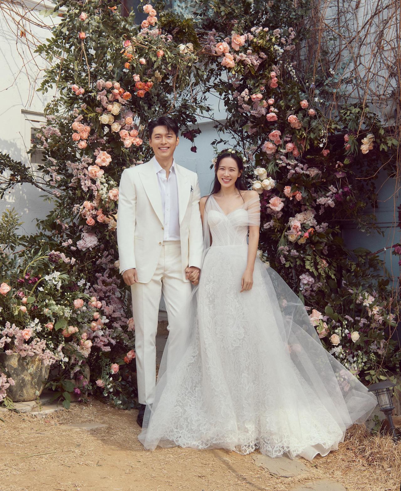 Wedding photo of Hyun Bin (left) and Son Ye-jin (MSTeam Entertainment)