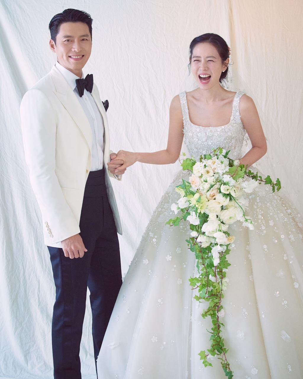 Wedding photo of Hyun Bin (left) and Son Ye-jin (MSTeam Entertainment)