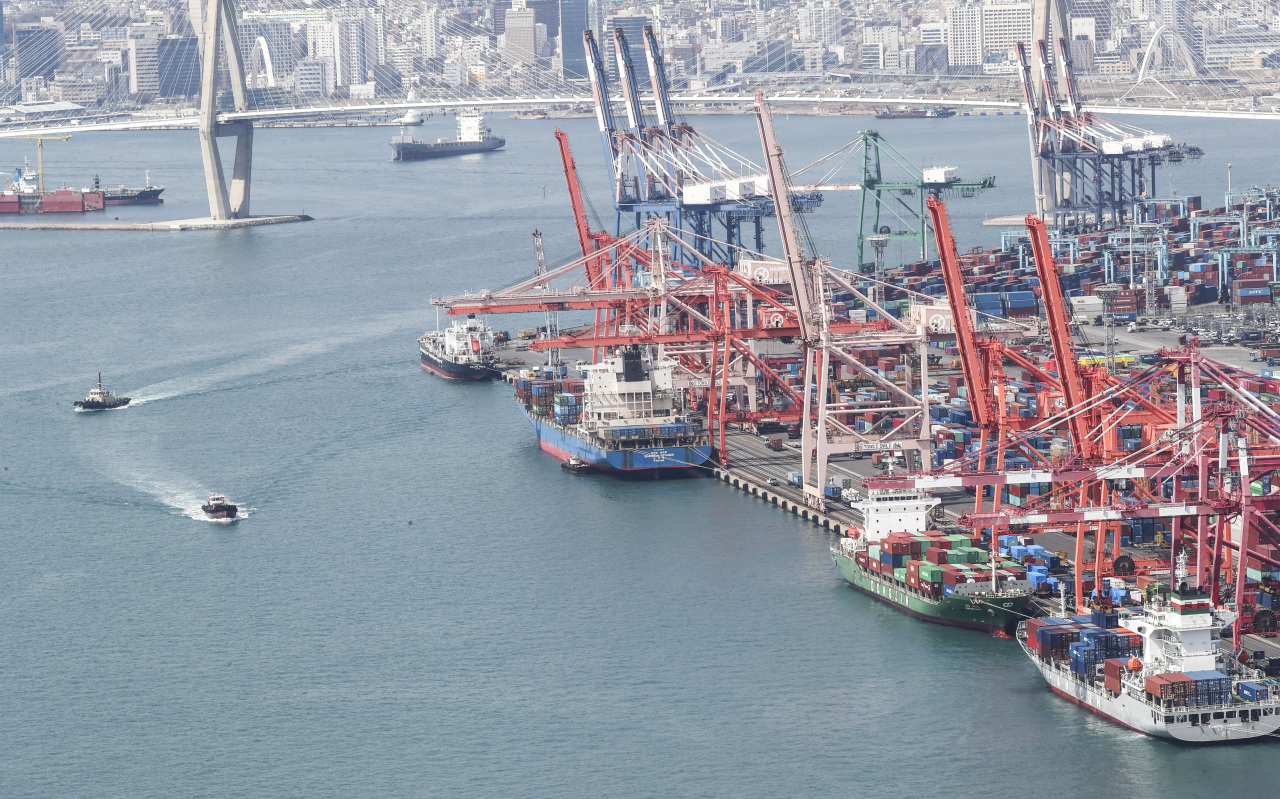 A view of container terminal at Busan Harbor on March 21 (Yonhap)
