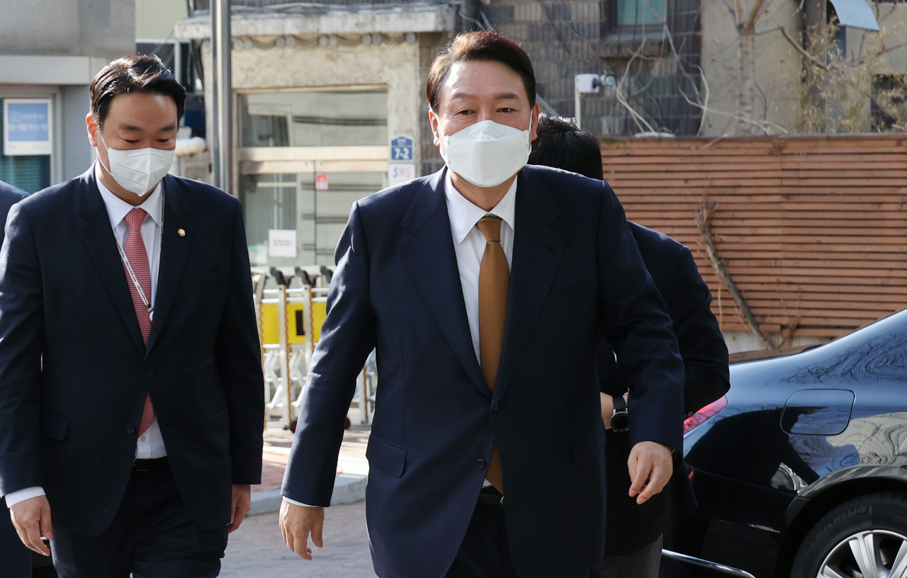 President-elect Yoon Suk-yeol (R) arrives to work at his transition team's office in Seoul on Friday. (Yonhap)