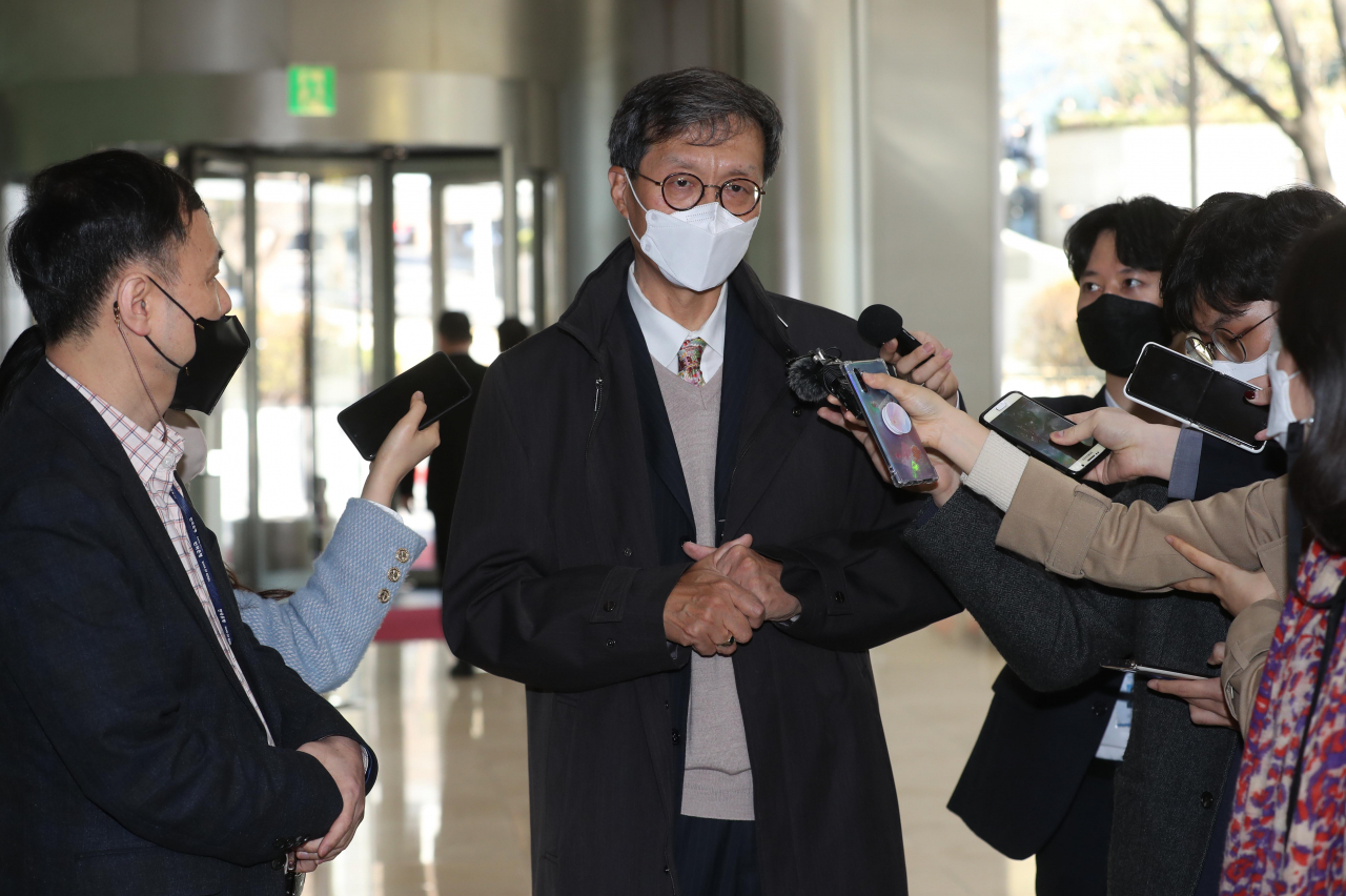 Rhee Chang-yong, the nominee for the governor of the Bank of Korea, answers reporters' questions while reporting to work at his office in Seoul on Friday, to prepare for his parliamentary confirmation hearing. (Yonhap)