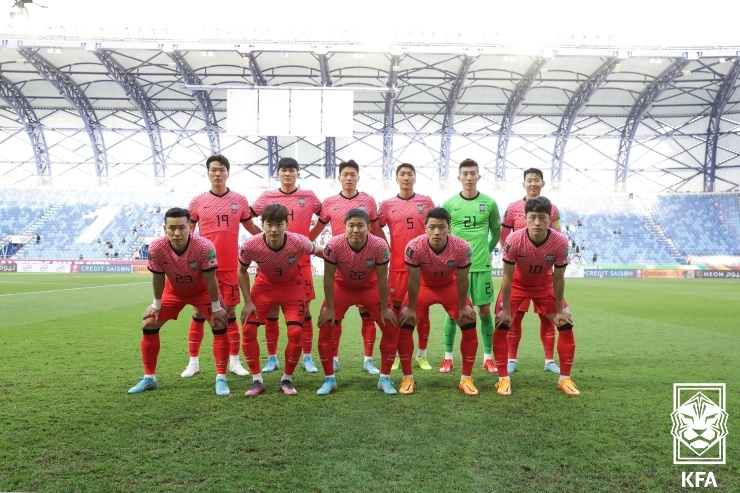 The starting members for South Korea pose for a group photo before their World Cup qualifying match against the United Arab Emirates at Al Maktoum Stadium in Dubai on March 29, 2022. (Korea Football Association)