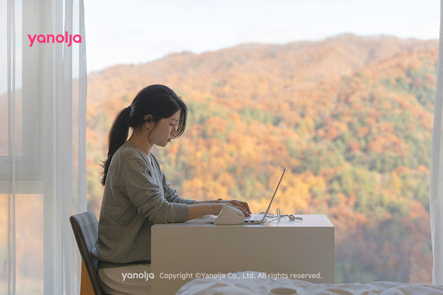 A Yanolja staffer working remotely in Gangwon Province.  (Yanolja)