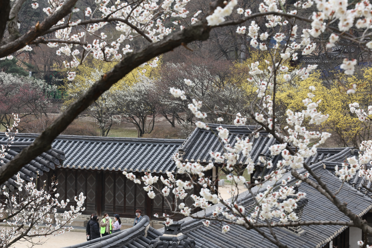 Visitors take in Nakseonjae at Changdeokgung in Seoul on March 30. (Yonhap)