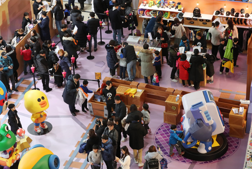 Visitors shop at the Lotte World Mall in Eastern Seoul (Yonhap)