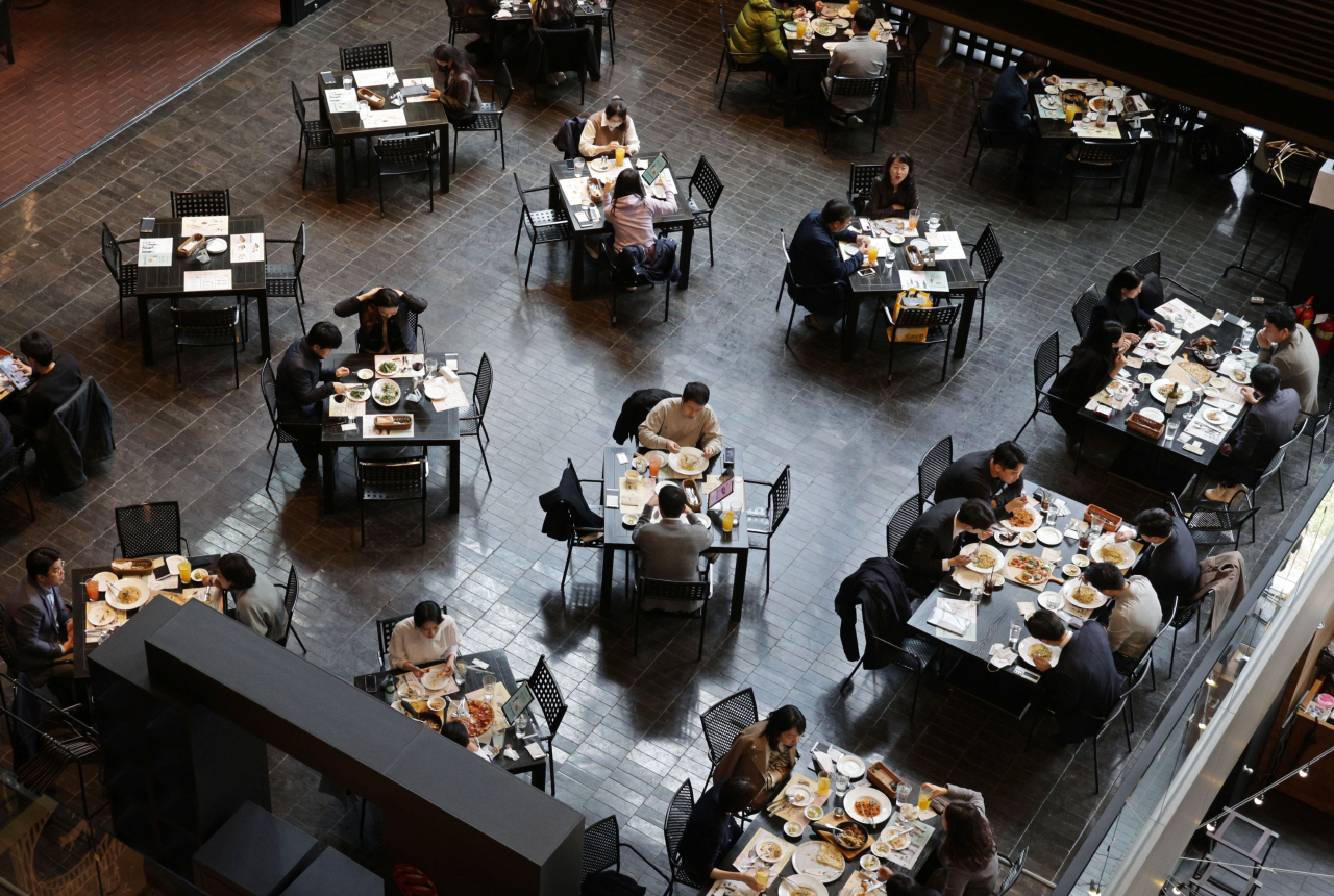 People dine at a restaurant in Seoul at around 6 p.m. on March 18. The nightly curfew on restaurants has been pushed back to midnight, set to last for the next two weeks. (Yonhap)