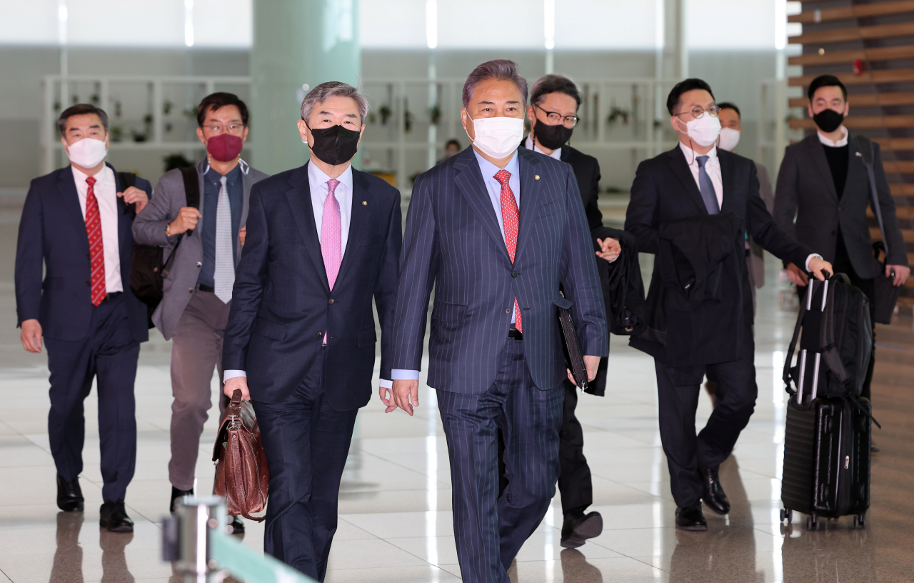 Rep. Park Jin (C) and Rep. Cho Tae-yong (3rd from L) walk in the departure hall of Incheon International Airport, west of Seoul, to leave for the United States on Sunday. (Yonhap)