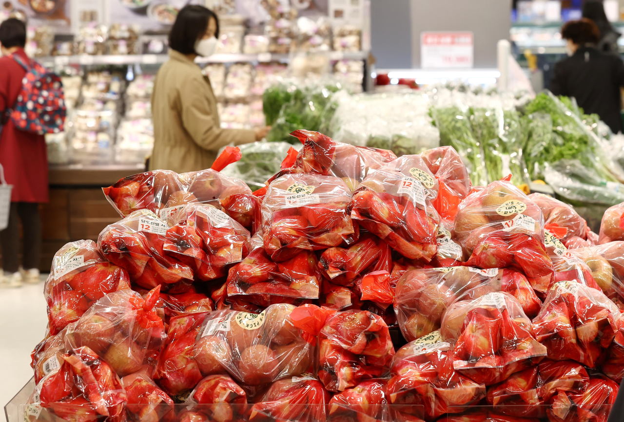 Interior of a large discount chain in Seoul on Monday (Yonhap)