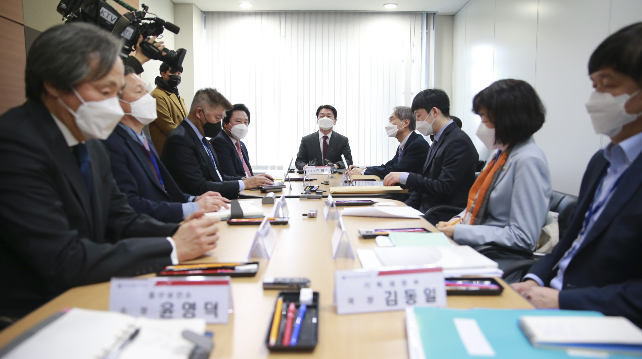 Ahn Cheol-soo (center) speaks during a meeting of Yoon Suk-yeol presidential transition committee`s COVID-19 team. (Yonhap)