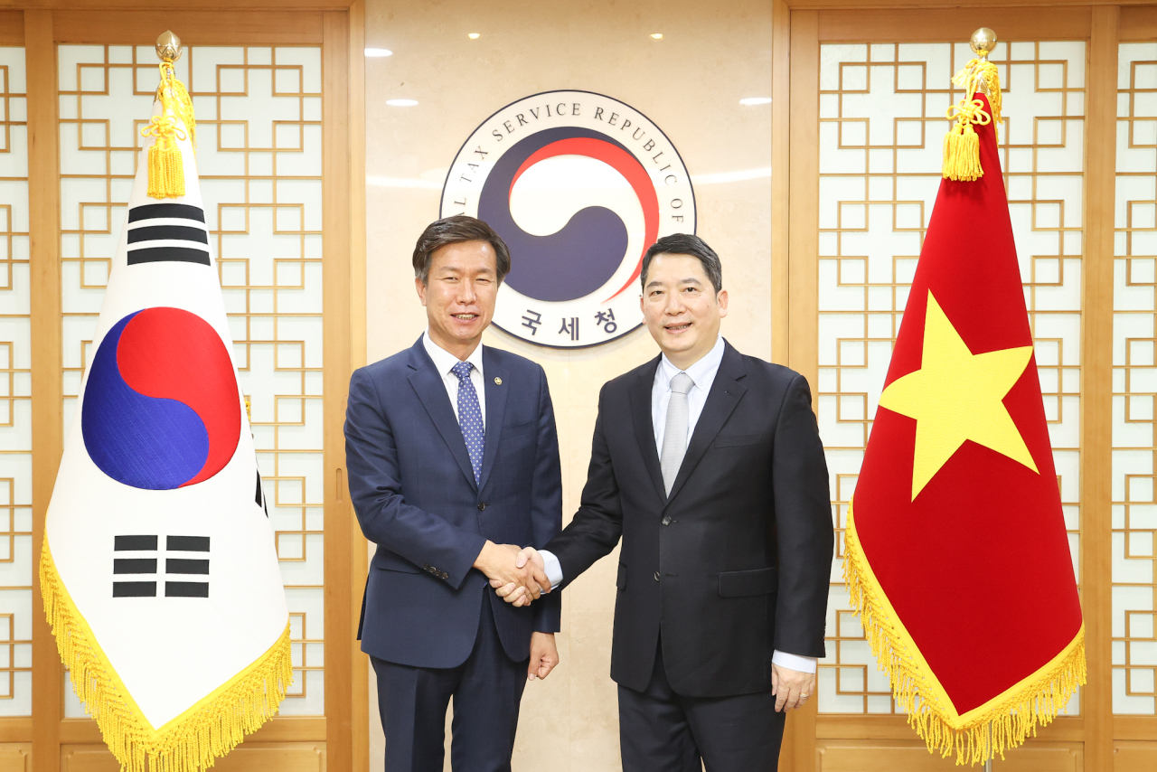 Kim Dae-ji, commissioner of the National Tax Service (left) and Cao Anh Tuan, general director of Vietnam’s General Department of Taxation, pose for a photo after their meeting Monday. (NTS)