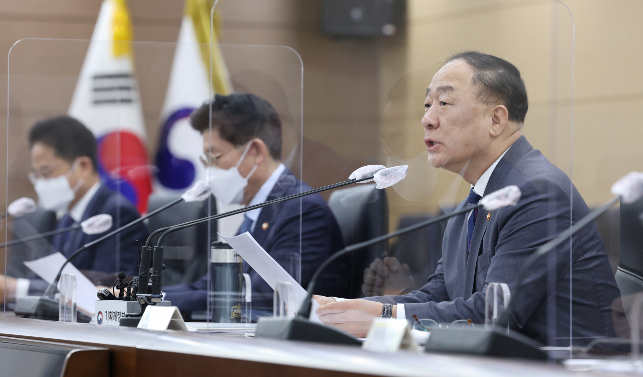 Finance Minister Hong Nam-ki (R) speaks at an anti-inflation government meeting in Sejong on Tuesday. (Yonhap)