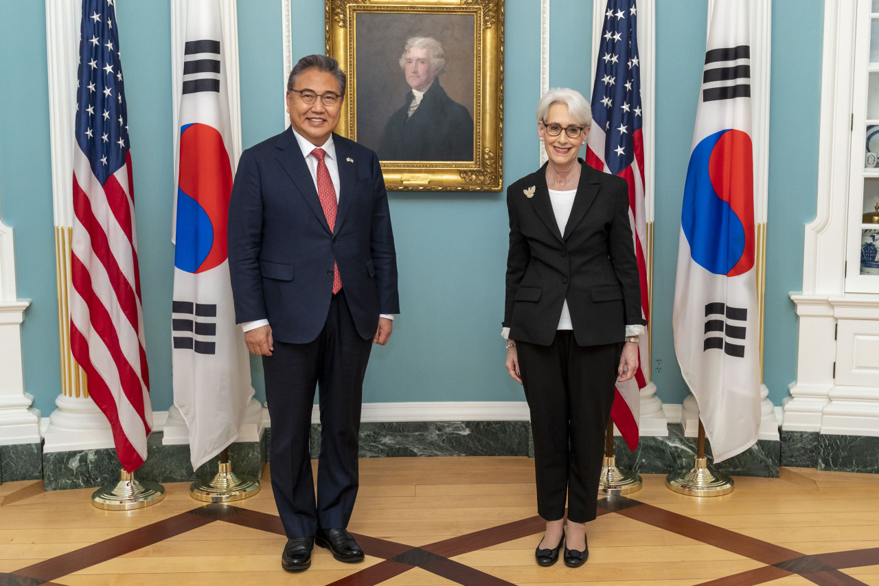 Rep. Park Jin (left), head of President-elect Yoon Suk-yeol‘s policy consultation delegation to the US, and US Deputy Secretary of State Wendy Sherman at the US Department of State pose after their meeting in Washington on Monday (US time). (Yonhap) 