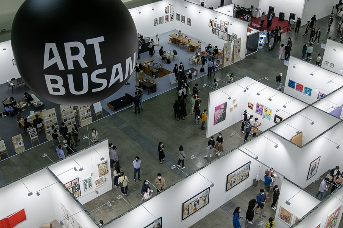 People visit Art Busan held at Bexco last year. (Art Busan)