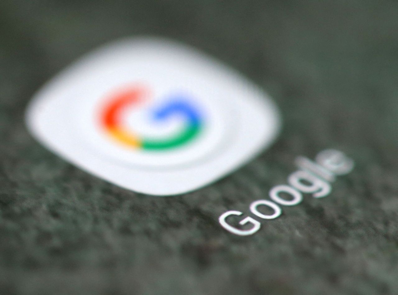 The Google app logo is seen on a smartphone in this picture illustration taken September 15, 2017. (Reuters-Yonhap)