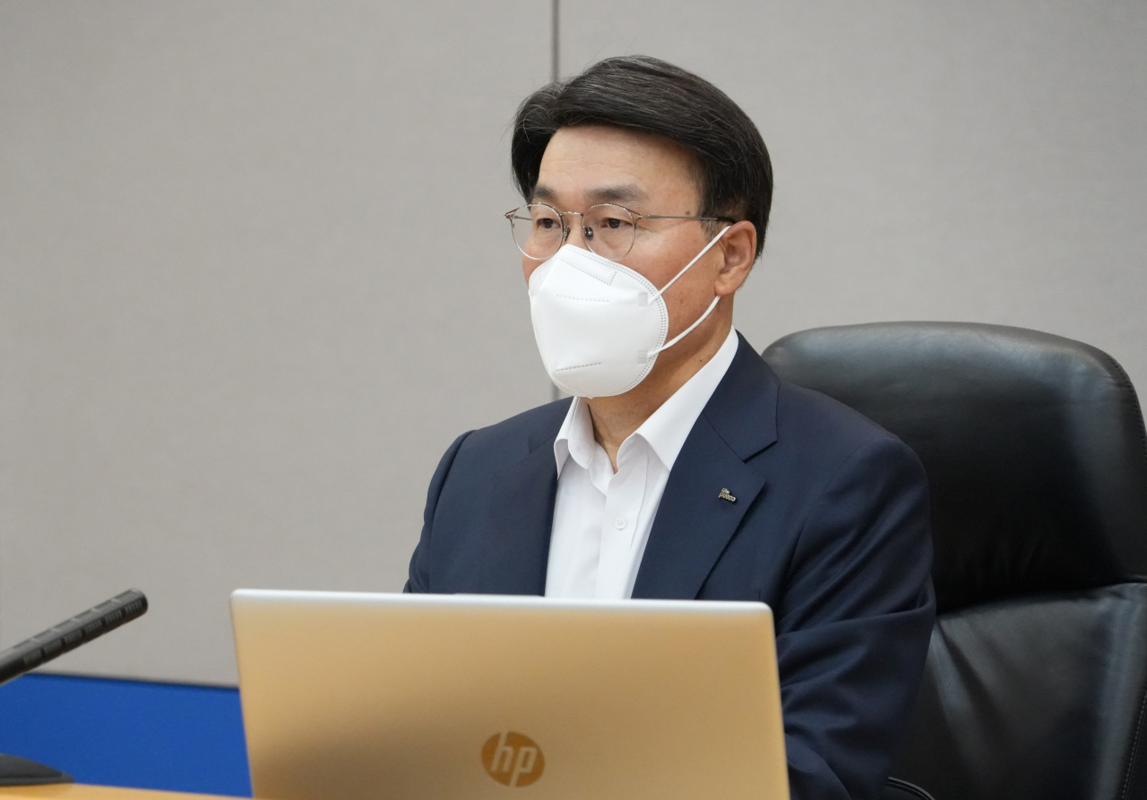 Posco Chief Executive Officer Choi Jeong-woo is seen attending the meeting of Posco’s committee for carbon neutrality on March 16. (Yonhap)