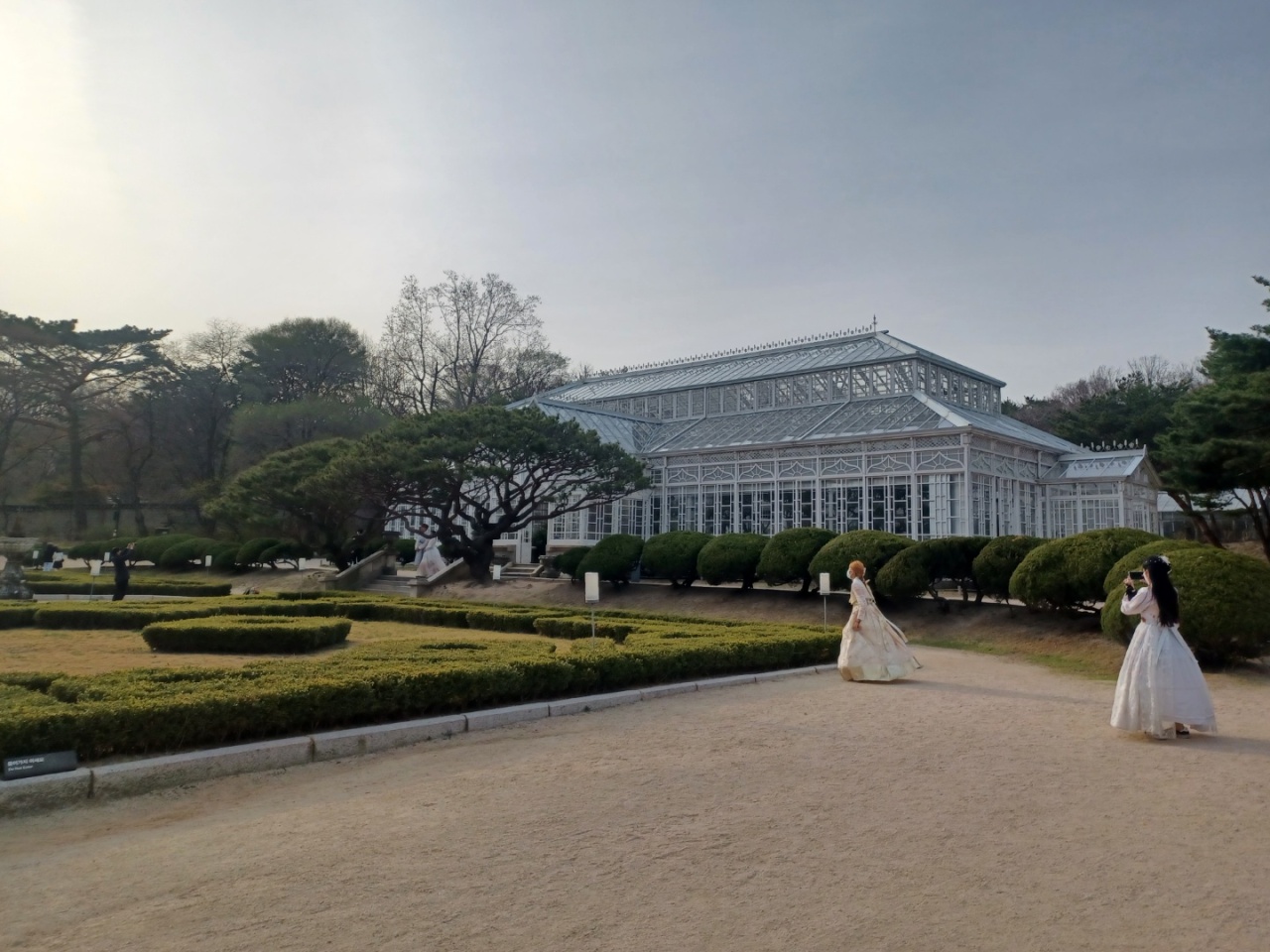 Visitors dressed in hanbok enjoy the Grand Greenhouse of Changgyeonggung on April 5. (Lee Si-jin/The Korea Herald)
